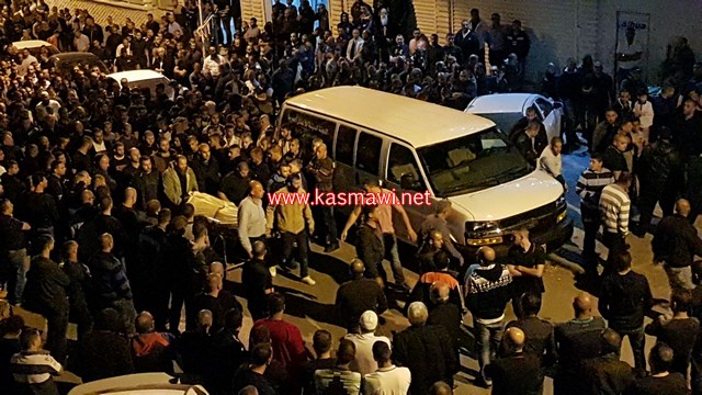 كفرقاسم -فيديو: وصول جثمان الشهيد احمد والالاف في انتظار خروج موكب الجنازة باتجاه مسجد ابي بكر الصديق ومن ثم مقبرة الشهداء حيث مثواه الاخير